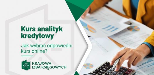 Analityk kredytowy sprawdza możliwości finansowe na zakup mieszkania
